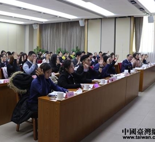 与会代表举手表决通过《中国互联网协会海峡两岸互联网交流委员会工作规则》jpg.jpg